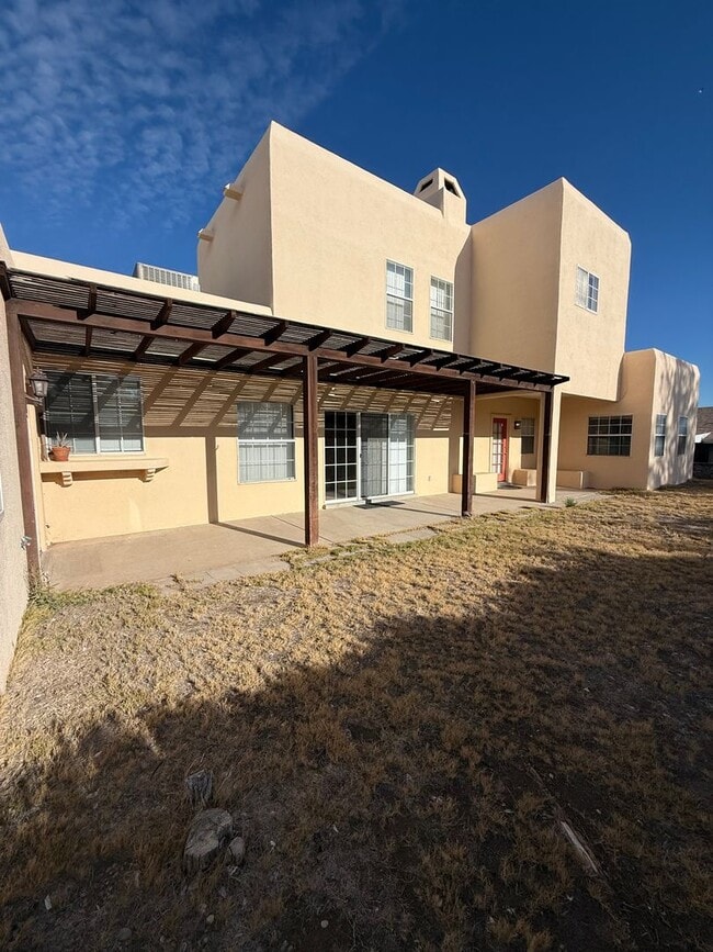 Building Photo - Beautiful 3 Bedroom/2.5 Bathroom Home Located off Roadrunner