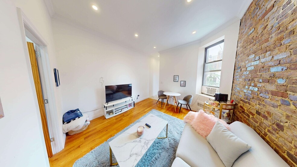 Building Photo - 221 E 83rd St