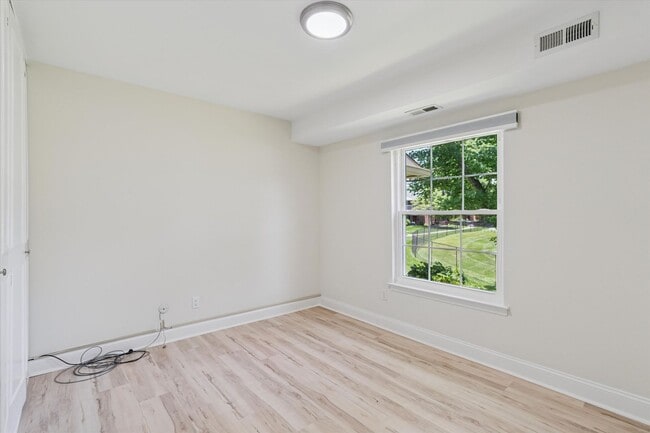 Building Photo - Fully Renovated 2B/2B unit in Old Forge Cr...