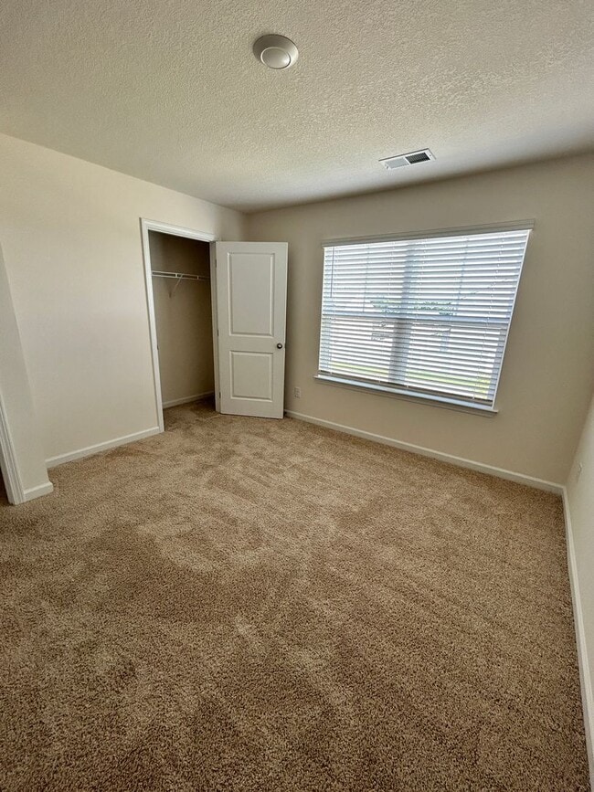 Building Photo - 632 Clay Dr