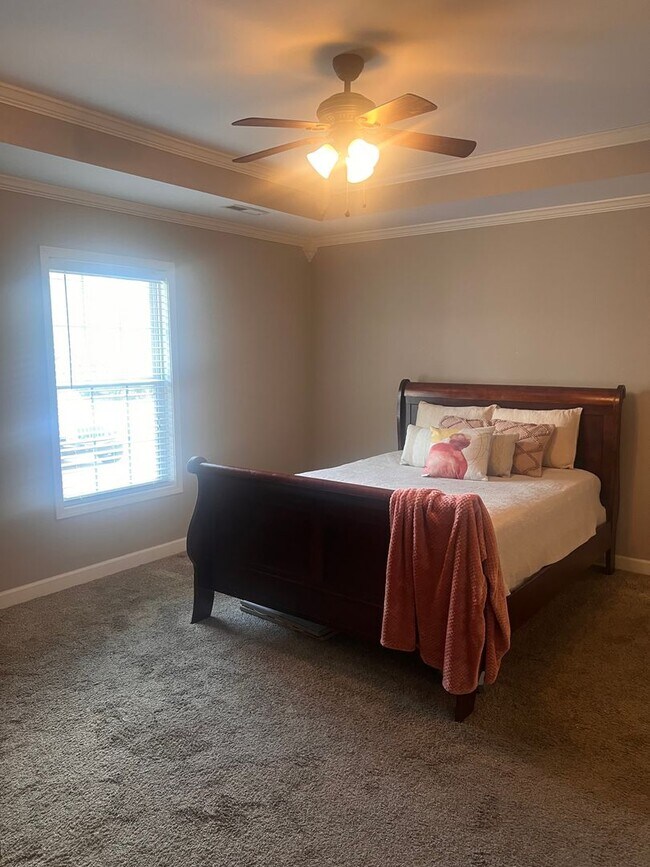 Building Photo - Four Bedroom Two Bath House