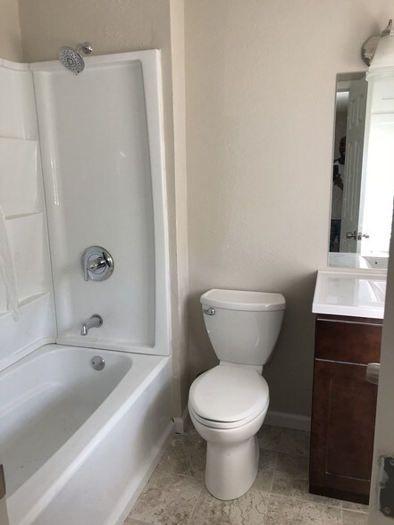 master bath - 3705 W Pioneer Pkwy