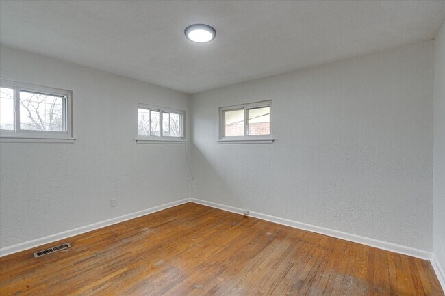 Building Photo - 2000 Milne St