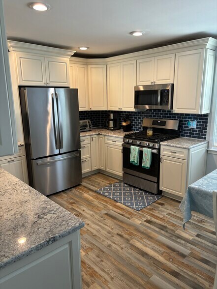 Gas range - 6 N Newport Ave