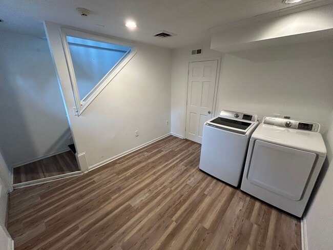 Building Photo - Well-Appointed Apartment Ready for move-in...