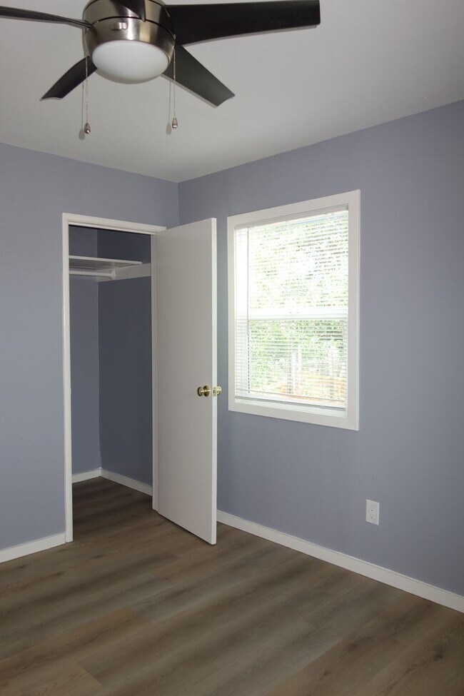 Building Photo - Cute Country Living!