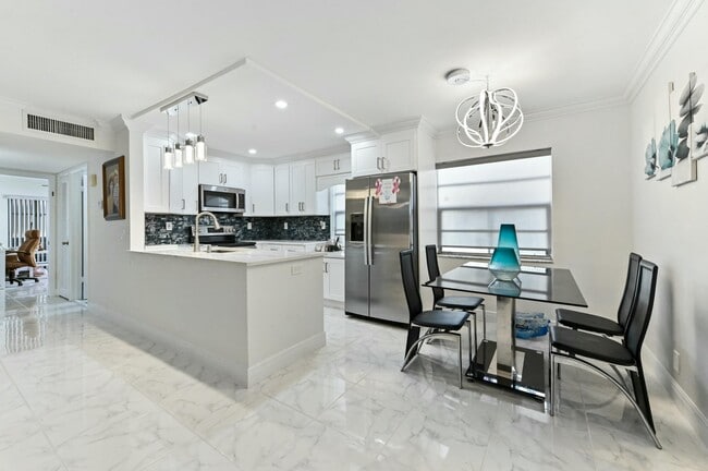 Building Photo - 548 Burgundy L