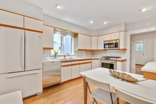 Building Photo - 136 Stanmore Pl