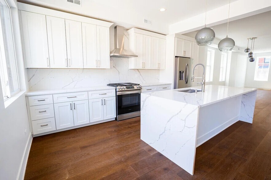 Primary Photo - 2120 W 18th St