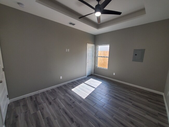 Building Photo - 1305 E Iris Ave