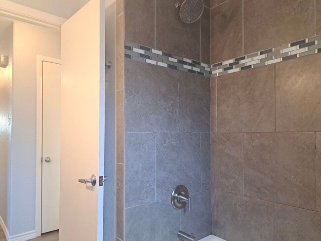 Building Photo - 4 Bedroom / 2 Bath / 2 Car Garage