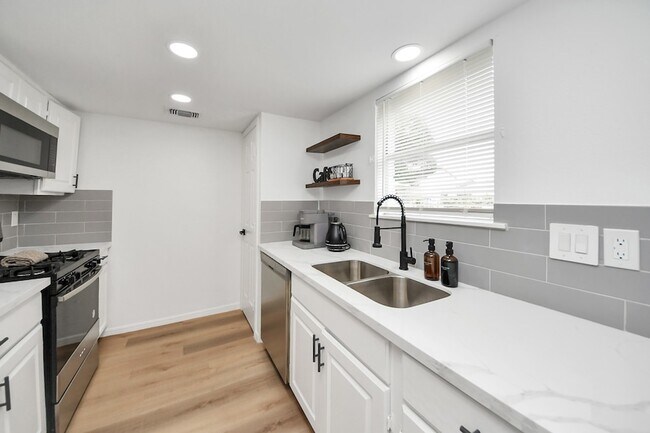 Building Photo - 8631 Valley Ledge Dr