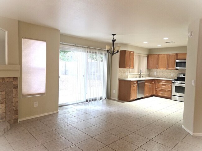 Building Photo - Stunning 4-bedroom 2-bathroom home