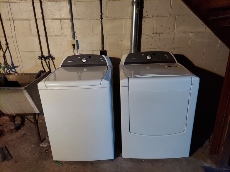 Washer / Dryer included - 1579 Grandview Ave