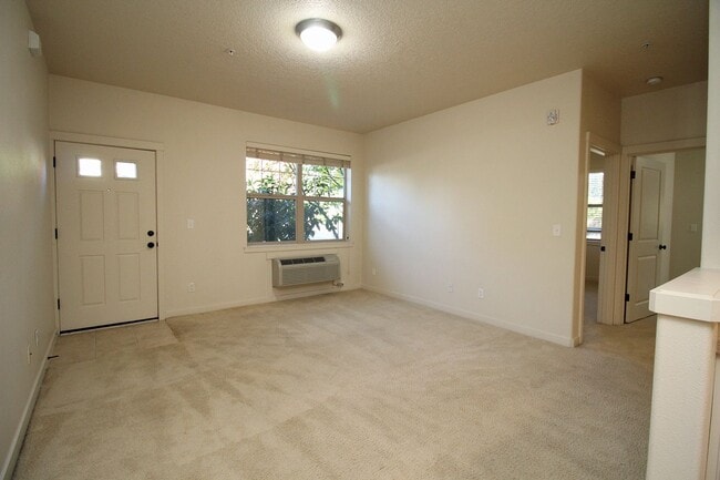 Building Photo - Tanasbourne 2 Bed 1 Bath Townhome