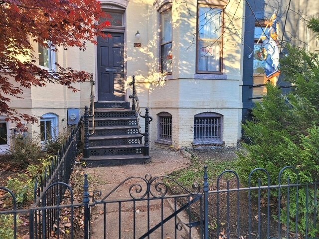 Primary Photo - 628 Constitution Ave NE