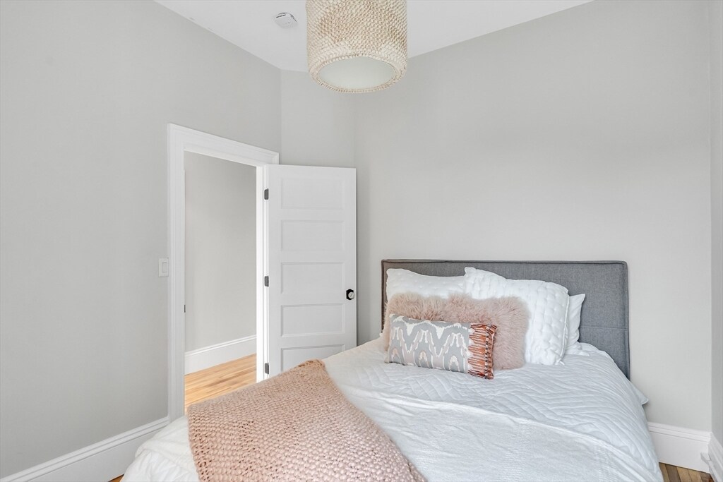 Building Photo - 1485 Beacon St