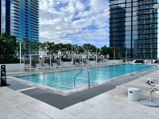 Building Photo - Koula: New 2 Bed, 2 Bath Condo with 1 Park...