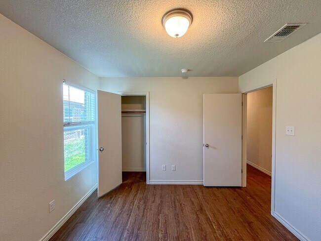 Building Photo - 1517 Justin Lp