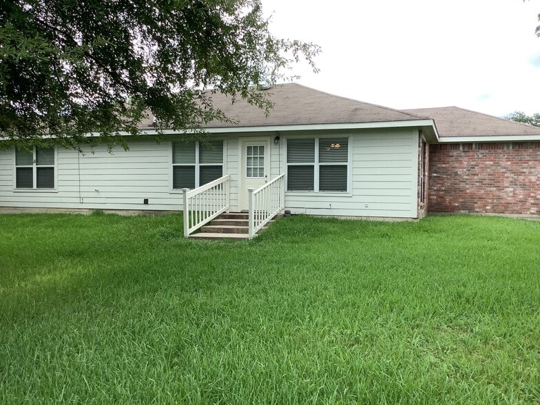 Building Photo - 13049 Skyline Dr