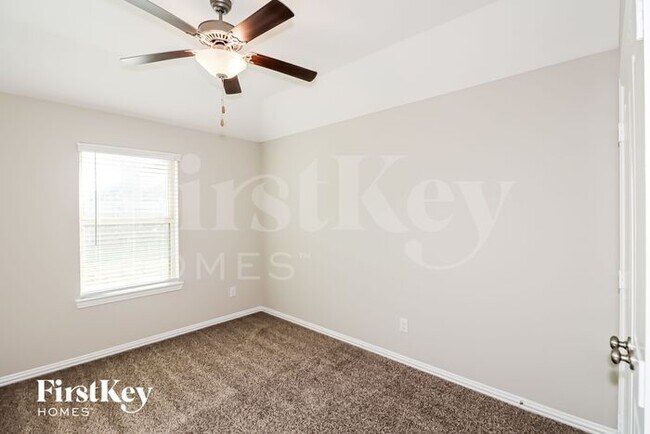 Building Photo - 1648 Breezewood Dr