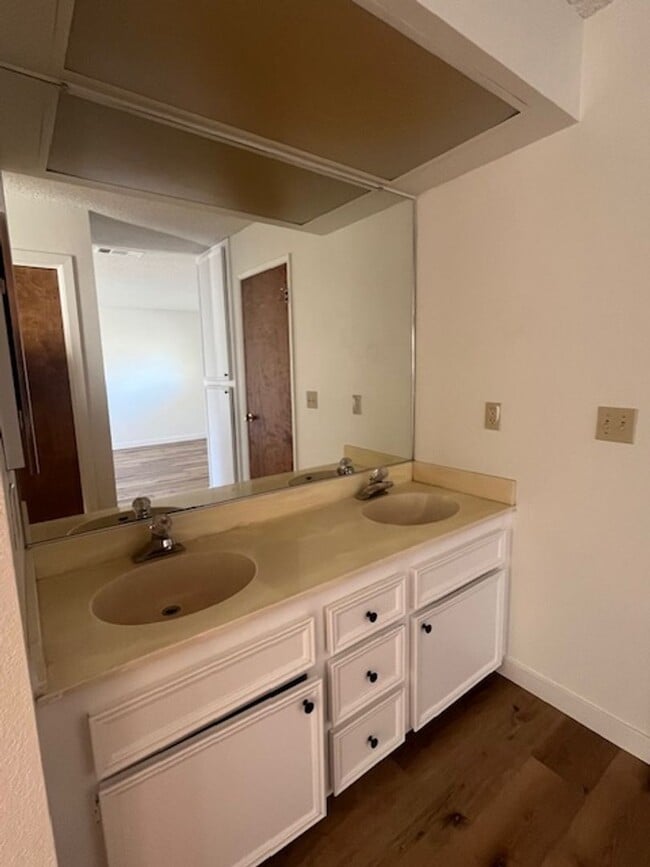 Building Photo - 1728 Royal Ct