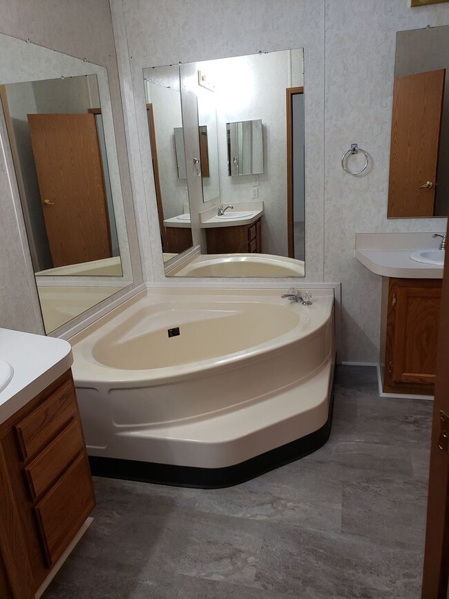 Building Photo - Spacious 4-bedroom, 2 bath, 2 car garage w...
