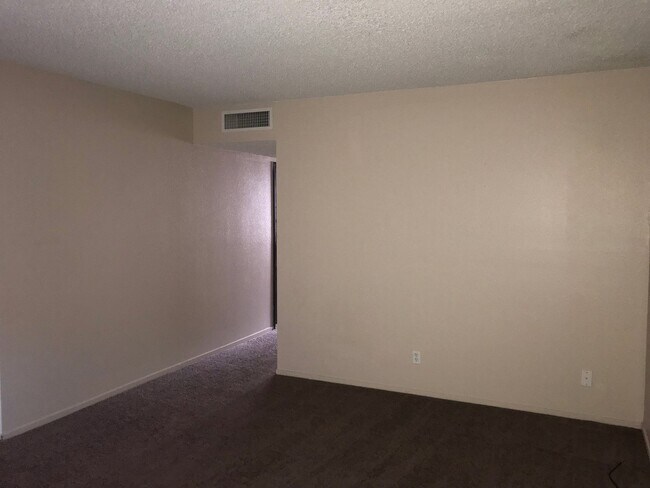 Building Photo - BEAUTIFUL 2 BEDS 1 1/2  BATHROOM APARTMENT