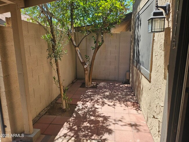 Building Photo - 1115 N 84th Pl