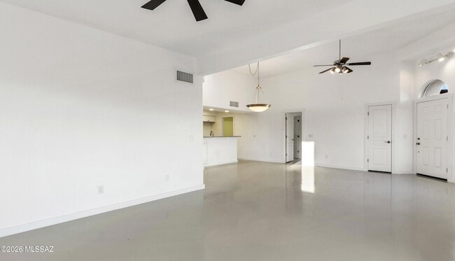 Building Photo - 574 Duchess Dr