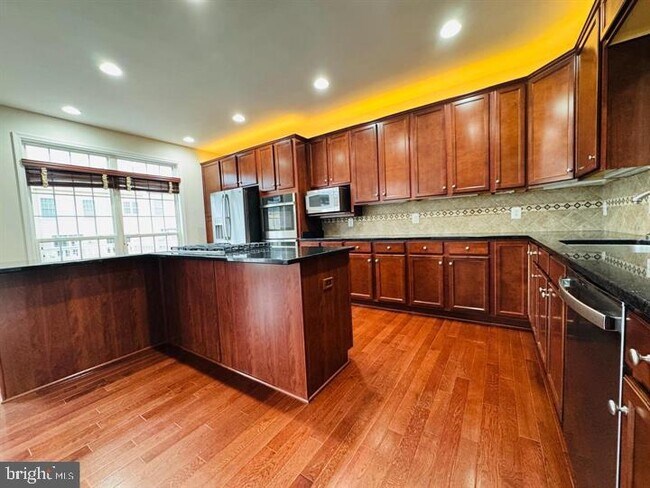 Building Photo - 25550 Oak Medley Terrace