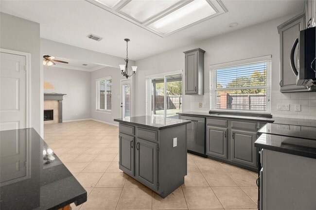 Building Photo - 1209 Comanche St