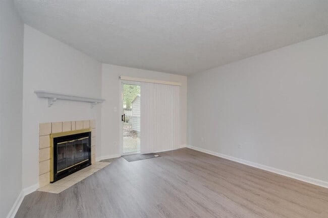 Building Photo - Remodeled 2 bedroom 1.5 bathroom townhome ...