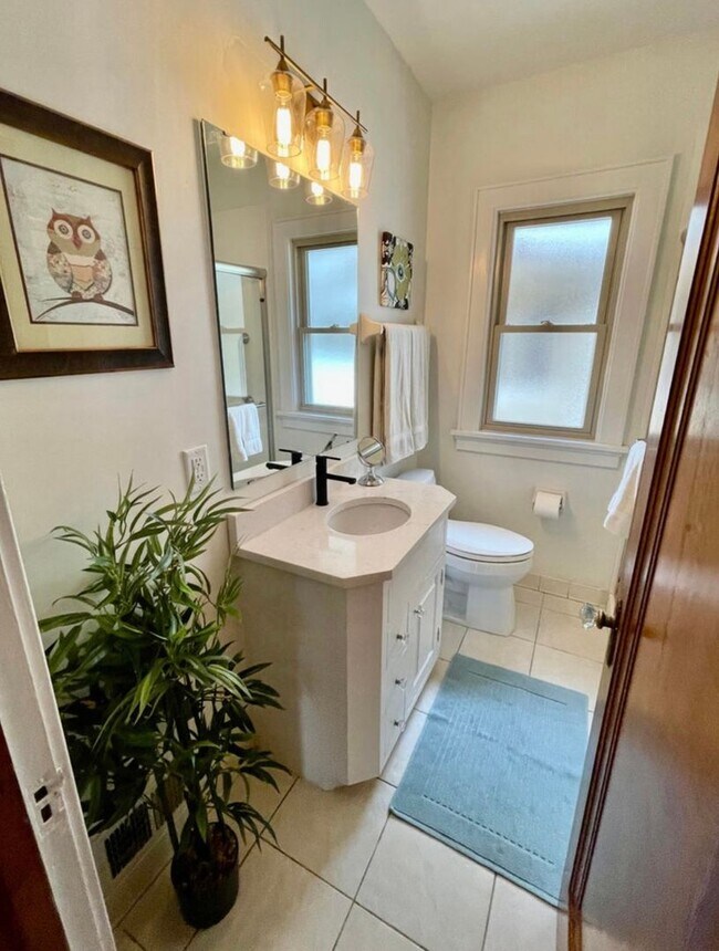 Building Photo - Beautiful  2 Bedroom + Den(3rd bedroom) Bungalow in Wauwatosa