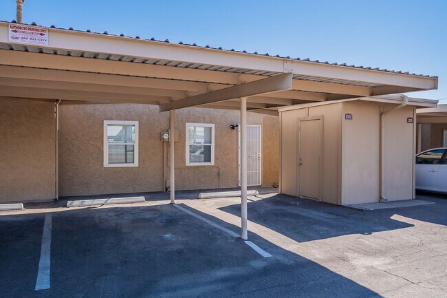 Building Photo - Updated townhome near Central Phx/Biltmore!