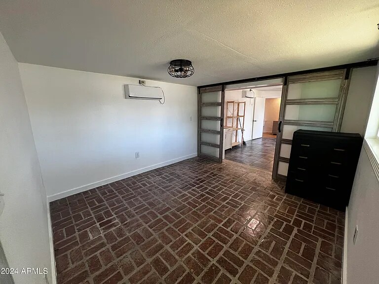 Building Photo - 2102 W Minnezona Ave
