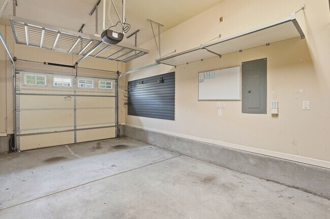 Building Photo - FIRST FLOOR MASTER BEDROOM-END UNIT-GREAT ...