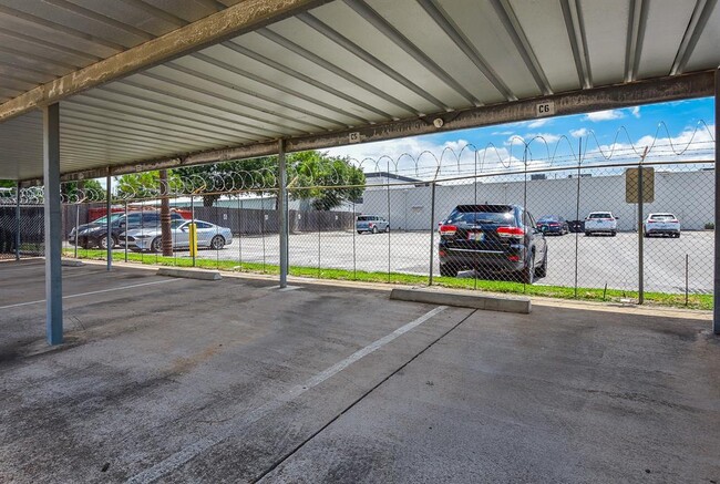Building Photo - 700 Thicket Ln