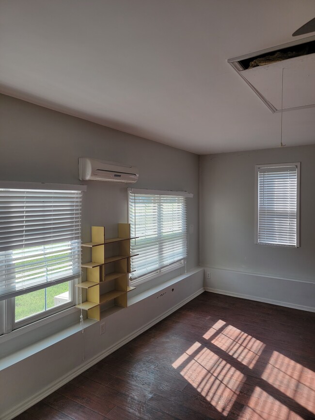 Building Photo - 200 Webfoot Dr