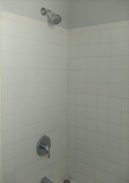 Building Photo - 594 Roosevelt Ave