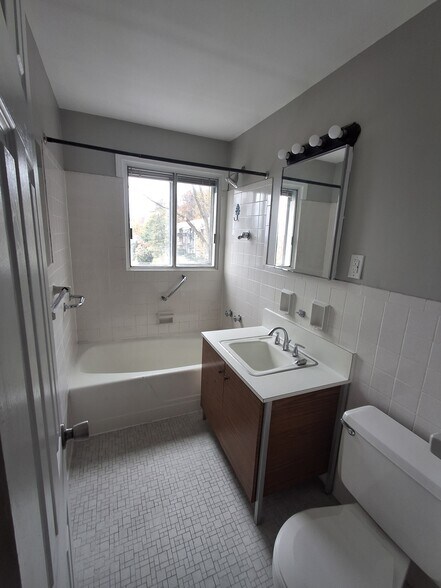 hall bath - 1517 Hill Rd