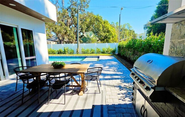 Building Photo - Bold Sarasota Bay Luxury Custom Home, 5 beds/4 baths, Private pool.