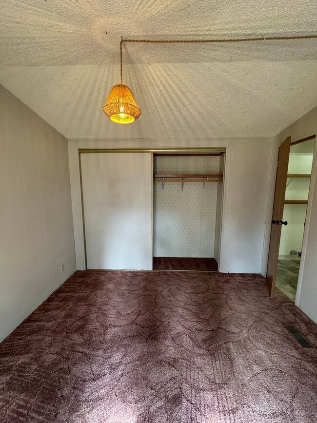 Building Photo - Pet Friendly 2bdrm, 2 bath home in the Cou...