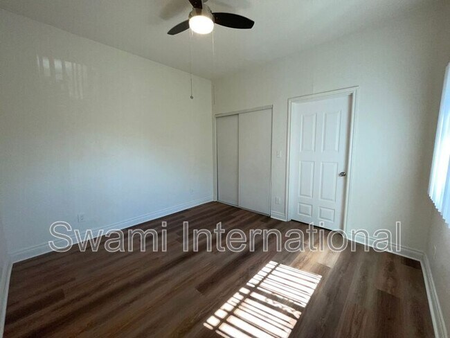 Building Photo - 932 W 62nd St