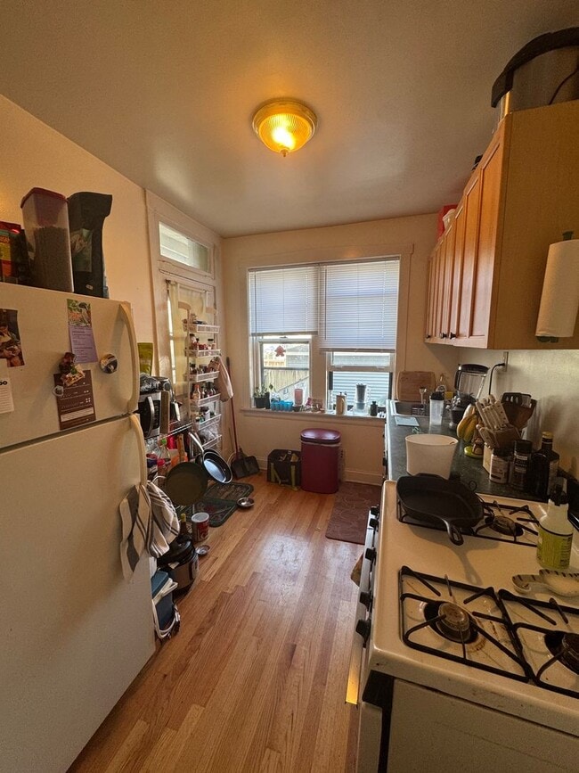 Building Photo - 3348-1 W Sunnyside 2bed/1bath