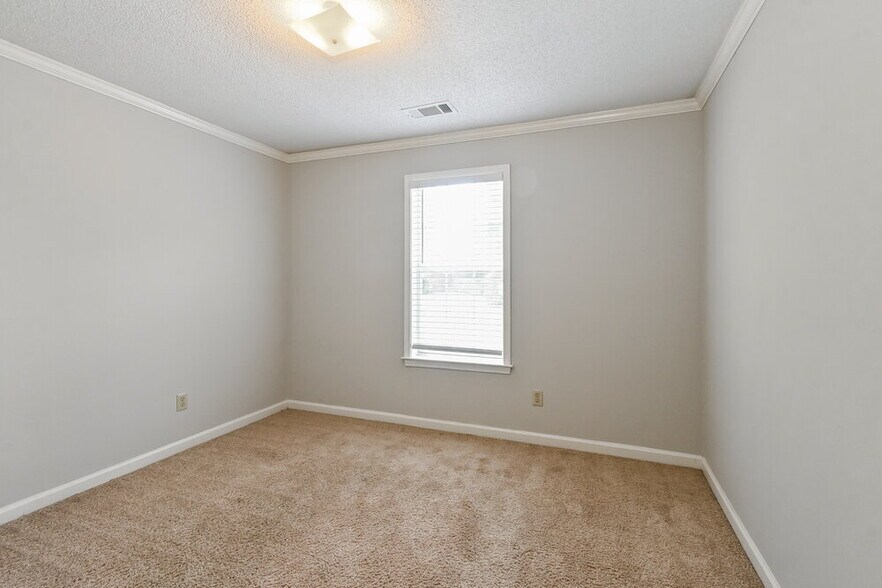 Building Photo - 15 Oakridge Cove