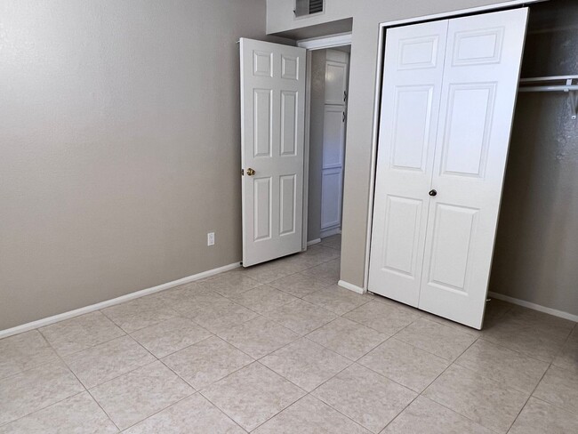 Building Photo - Phoenix 3 Bed, 2 Bath Home with Single Story