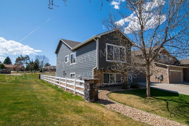 Building Photo - 3 bed, 3 bath Corner Lot in the Maple Hill...