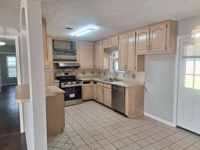 Building Photo - 1225 Harrison Ln