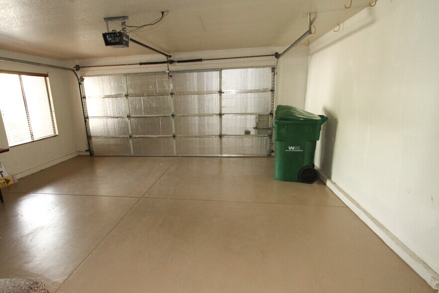 Garage - 5557 N Mica Mountain Dr